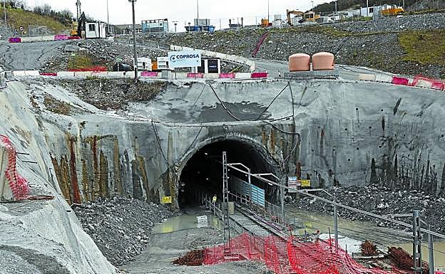 Imagen de la boca del túnel de Gaintxurizketa el pasado marzo, cuando se paralizaron las obras de ampliación del gálibo.