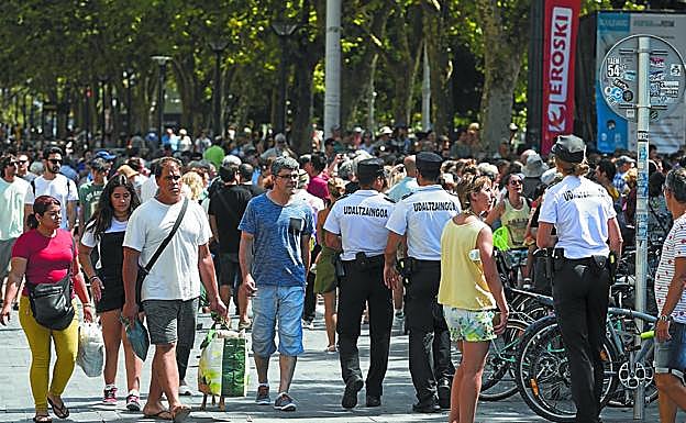 Policías municipales, el pasado domingo en el Boulevard donostiarra. 
