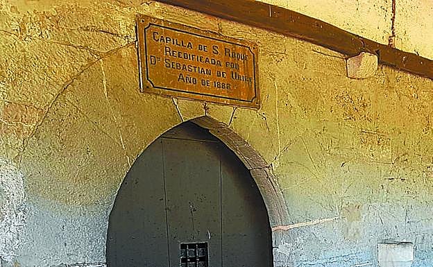 Obras. La placa que conmemora la reedificación de la ermita a finales del XIX preside la entrada. 