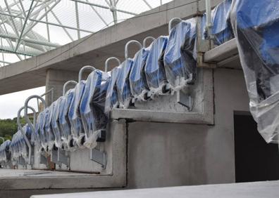 Imagen secundaria 1 - Diferentes vistas de la grada Sur y de los asientos, cubiertos con plásticos hasta su estreno. 