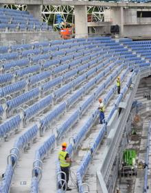 Imagen secundaria 2 - Diferentes vistas de la grada Sur y de los asientos, cubiertos con plásticos hasta su estreno. 