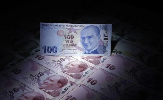 Vista de un billete de 100 liras turcas, sobre billetes de 10.