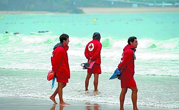 Tres socorristas, en la playa de La Concha. 