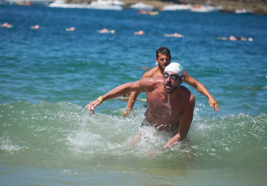 En su incesante esfuerzo por ayudar en la lucha contra la Esclerosis Lateral Amiotrófico (ELA), el nadador donostiarra Jaime Caballero ha culminado un nuevo desafío solidario, que le ha llevado a nadar ininterrumpidamente durante 25 horas. Con el objetivo de recaudar fondos y ayudar en la investigación contra esta enfermedad.