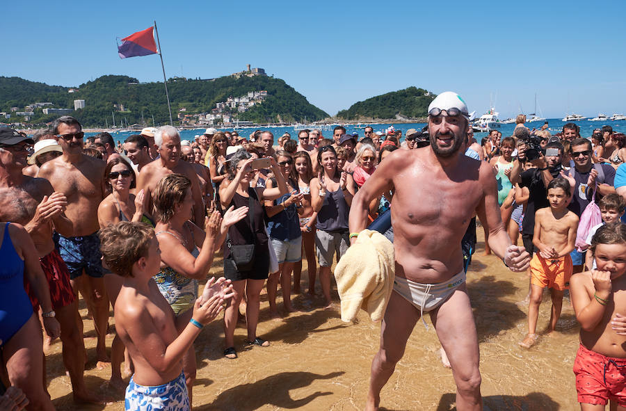 En su incesante esfuerzo por ayudar en la lucha contra la Esclerosis Lateral Amiotrófico (ELA), el nadador donostiarra Jaime Caballero ha culminado un nuevo desafío solidario, que le ha llevado a nadar ininterrumpidamente durante 25 horas. Con el objetivo de recaudar fondos y ayudar en la investigación contra esta enfermedad.