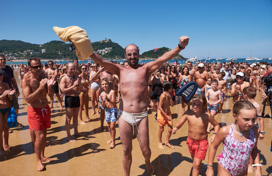 En su incesante esfuerzo por ayudar en la lucha contra la Esclerosis Lateral Amiotrófico (ELA), el nadador donostiarra Jaime Caballero ha culminado un nuevo desafío solidario, que le ha llevado a nadar ininterrumpidamente durante 25 horas. Con el objetivo de recaudar fondos y ayudar en la investigación contra esta enfermedad.