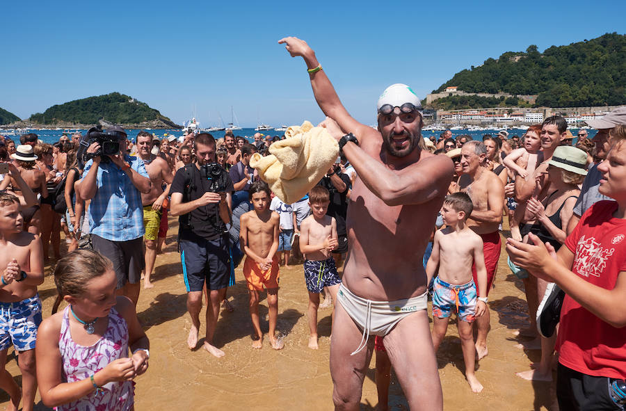 En su incesante esfuerzo por ayudar en la lucha contra la Esclerosis Lateral Amiotrófico (ELA), el nadador donostiarra Jaime Caballero ha culminado un nuevo desafío solidario, que le ha llevado a nadar ininterrumpidamente durante 25 horas. Con el objetivo de recaudar fondos y ayudar en la investigación contra esta enfermedad.