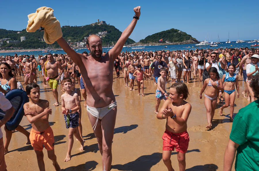 En su incesante esfuerzo por ayudar en la lucha contra la Esclerosis Lateral Amiotrófico (ELA), el nadador donostiarra Jaime Caballero ha culminado un nuevo desafío solidario, que le ha llevado a nadar ininterrumpidamente durante 25 horas. Con el objetivo de recaudar fondos y ayudar en la investigación contra esta enfermedad.