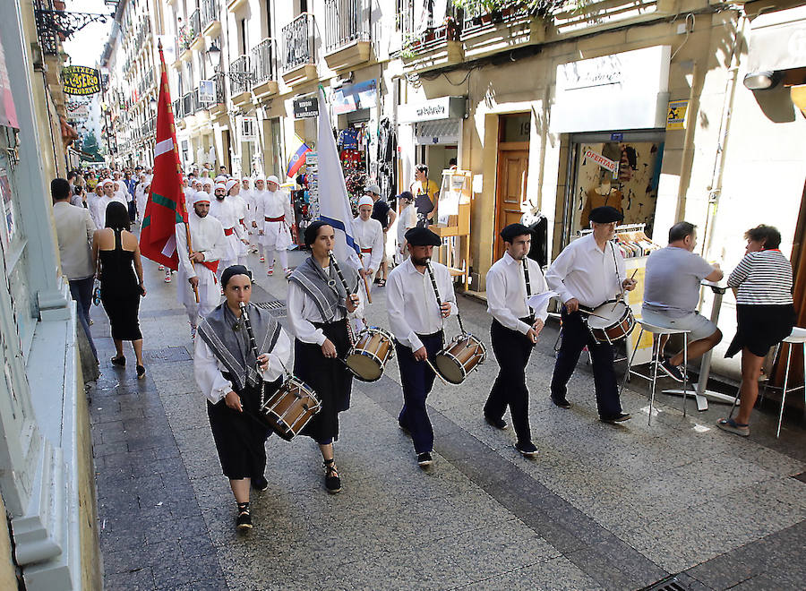 La multitud que se ha acercado a la plaza de la Constitución esta mañana, ha disfrutado de la actuación de los dantzaris Arkaitz de Añorga.