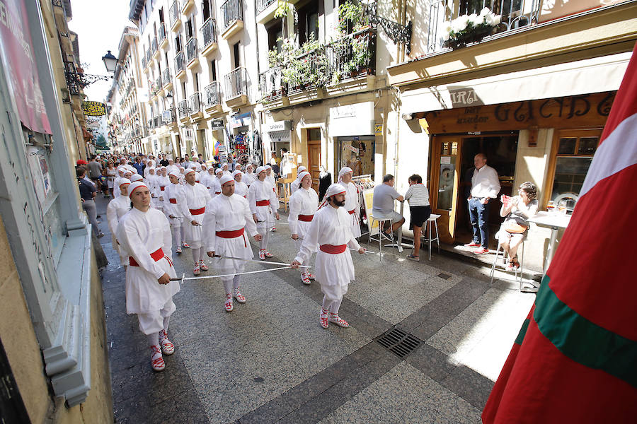 La multitud que se ha acercado a la plaza de la Constitución esta mañana, ha disfrutado de la actuación de los dantzaris Arkaitz de Añorga.