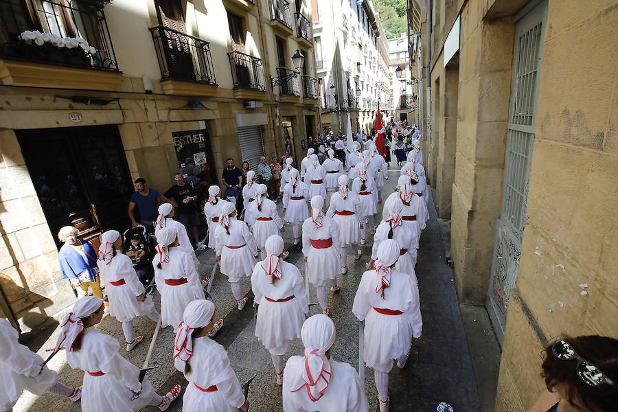 La multitud que se ha acercado a la plaza de la Constitución esta mañana, ha disfrutado de la actuación de los dantzaris Arkaitz de Añorga.