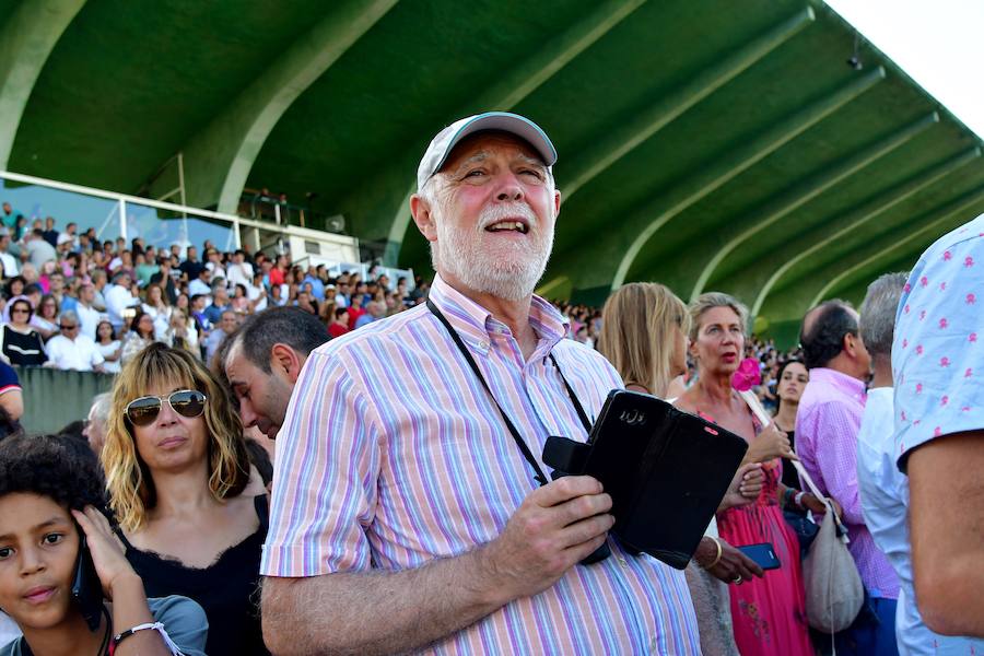 El caballo tordo de 4 años 'Cnicht' se ha impuesto este miércoles en los 2.400 metros de la Copa de Oro de San Sebastián, la carrera estrella del hipódromo donostiarra, con la monta del jockey Roberto Carlos Montenegro.