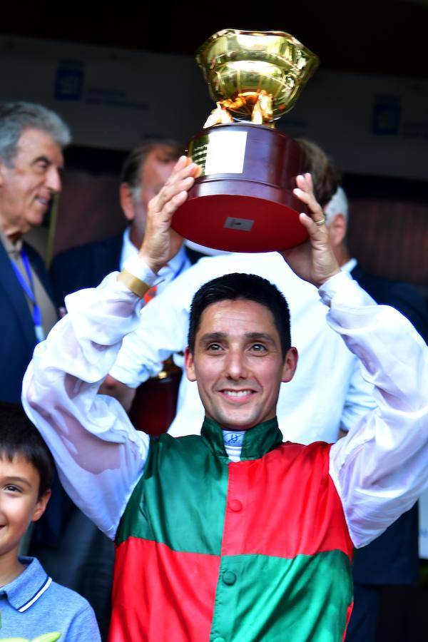 El caballo tordo de 4 años 'Cnicht' se ha impuesto este miércoles en los 2.400 metros de la Copa de Oro de San Sebastián, la carrera estrella del hipódromo donostiarra, con la monta del jockey Roberto Carlos Montenegro.