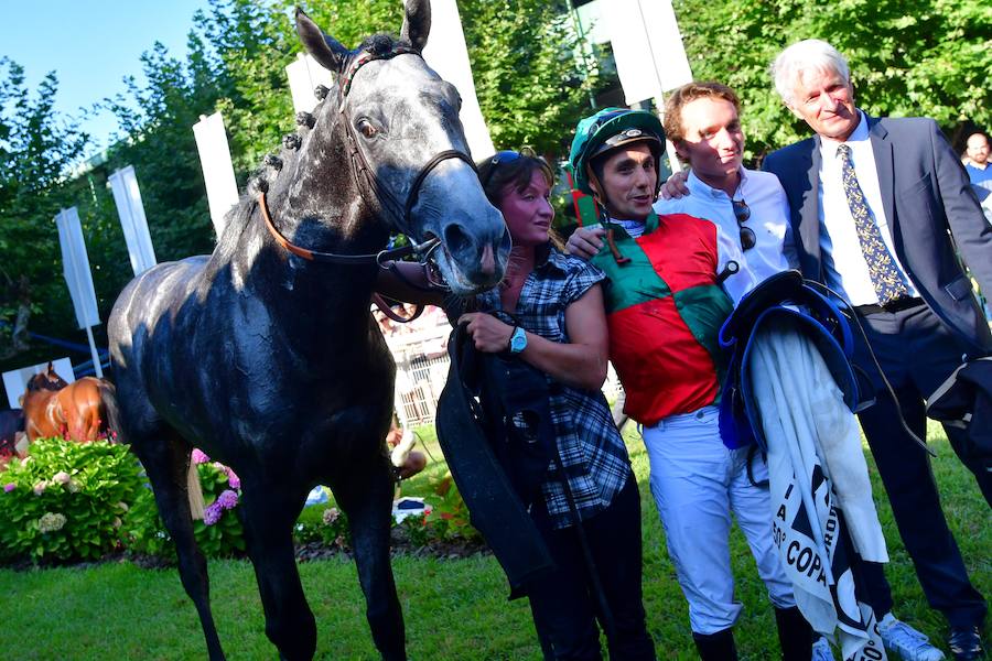 El caballo tordo de 4 años 'Cnicht' se ha impuesto este miércoles en los 2.400 metros de la Copa de Oro de San Sebastián, la carrera estrella del hipódromo donostiarra, con la monta del jockey Roberto Carlos Montenegro.