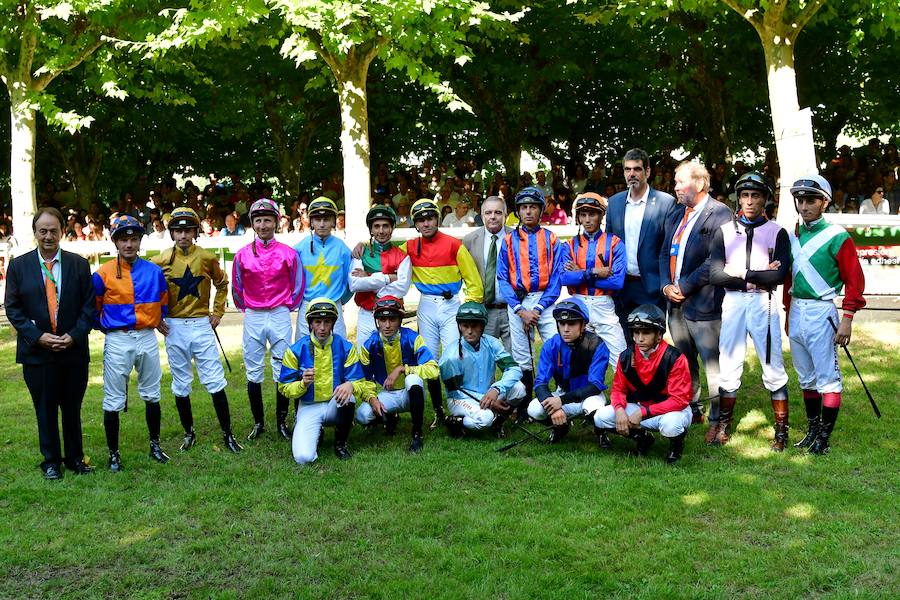 El caballo tordo de 4 años 'Cnicht' se ha impuesto este miércoles en los 2.400 metros de la Copa de Oro de San Sebastián, la carrera estrella del hipódromo donostiarra, con la monta del jockey Roberto Carlos Montenegro.