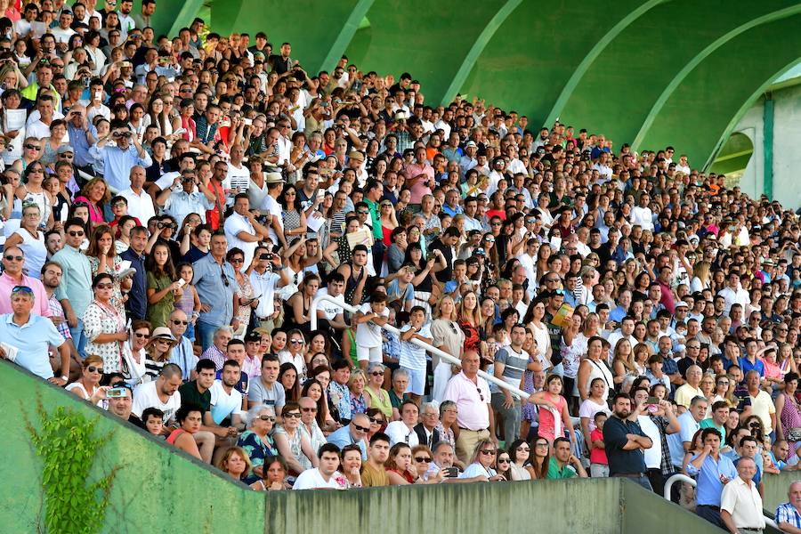 El caballo tordo de 4 años 'Cnicht' se ha impuesto este miércoles en los 2.400 metros de la Copa de Oro de San Sebastián, la carrera estrella del hipódromo donostiarra, con la monta del jockey Roberto Carlos Montenegro.