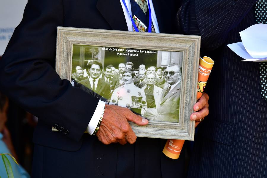 El caballo tordo de 4 años 'Cnicht' se ha impuesto este miércoles en los 2.400 metros de la Copa de Oro de San Sebastián, la carrera estrella del hipódromo donostiarra, con la monta del jockey Roberto Carlos Montenegro.