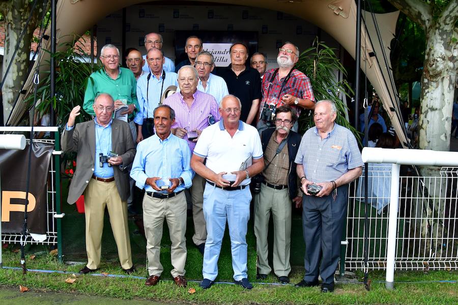 El caballo tordo de 4 años 'Cnicht' se ha impuesto este miércoles en los 2.400 metros de la Copa de Oro de San Sebastián, la carrera estrella del hipódromo donostiarra, con la monta del jockey Roberto Carlos Montenegro.