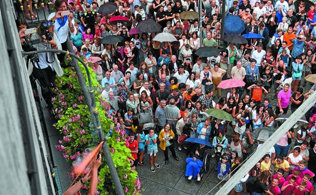 Una plaza abarrotada de gente celebró ayer el lanzamiento del cohete y el inicio de los cinco días de fiesta.