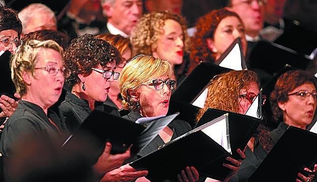 Integrantes de la Coral Andra Mari, en una actuación previa. 