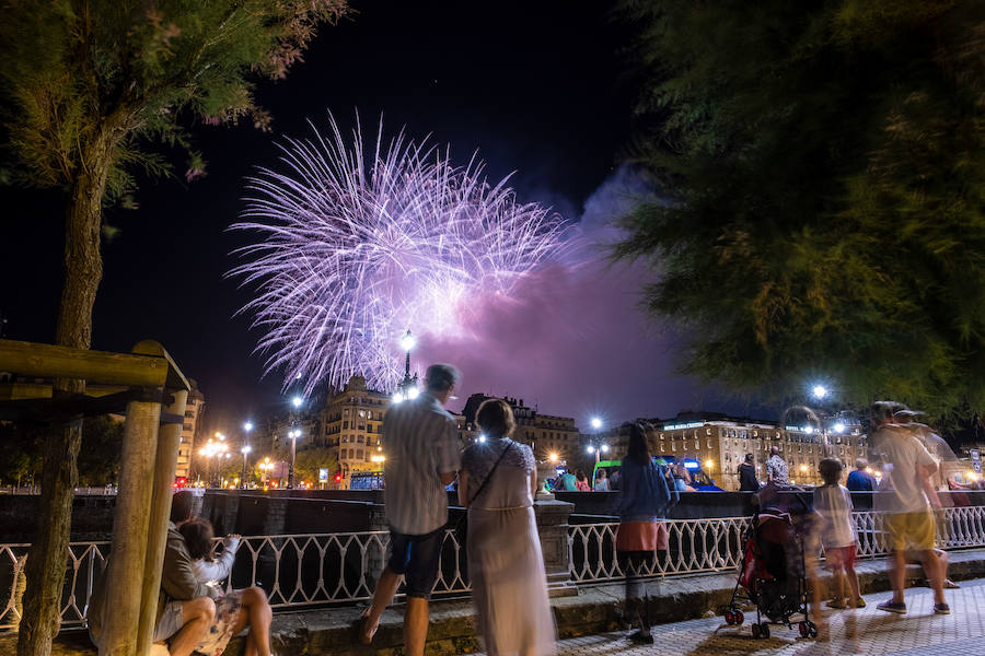 El lanzamiento de los fuegos artificiales a cargo de la piroténcia alemana First Class Pyro-Events a sido uno de los actos principales de la cuarta jornada de las fiestas de Semana Grande de San Sebastián, que han llegado este miércoles, festividad de la Vírgen, a su ecuador. Los germanos no lo han tenido muy fácil por el humo, aunque no han faltado momentos brillantes.