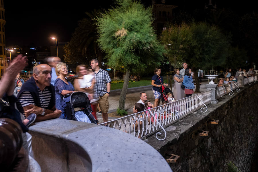 El lanzamiento de los fuegos artificiales a cargo de la piroténcia alemana First Class Pyro-Events a sido uno de los actos principales de la cuarta jornada de las fiestas de Semana Grande de San Sebastián, que han llegado este miércoles, festividad de la Vírgen, a su ecuador. Los germanos no lo han tenido muy fácil por el humo, aunque no han faltado momentos brillantes.