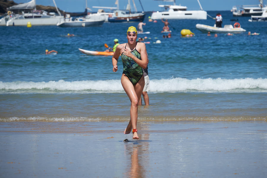 La Travesía a Nado del Paseo Nuevo, que organiza el Club Deportivo Fortuna, celebró ayer su 50 edición con la participación de 571 nadadores y nadadoras adultos -52 más que en la edición anterior- y 64 promesas de la natación. Jon Mujika y Amaia Iriarte fueron los mejores.