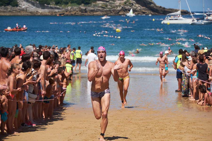 La Travesía a Nado del Paseo Nuevo, que organiza el Club Deportivo Fortuna, celebró ayer su 50 edición con la participación de 571 nadadores y nadadoras adultos -52 más que en la edición anterior- y 64 promesas de la natación. Jon Mujika y Amaia Iriarte fueron los mejores.