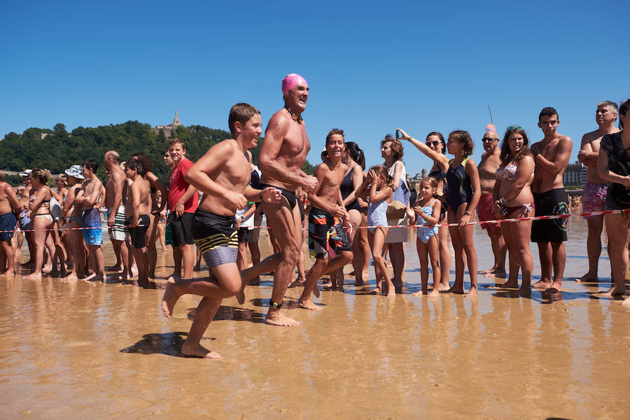 La Travesía a Nado del Paseo Nuevo, que organiza el Club Deportivo Fortuna, celebró ayer su 50 edición con la participación de 571 nadadores y nadadoras adultos -52 más que en la edición anterior- y 64 promesas de la natación. Jon Mujika y Amaia Iriarte fueron los mejores.