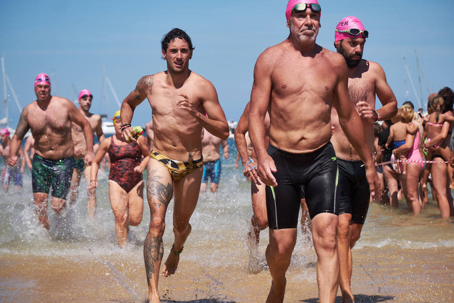 La Travesía a Nado del Paseo Nuevo, que organiza el Club Deportivo Fortuna, celebró ayer su 50 edición con la participación de 571 nadadores y nadadoras adultos -52 más que en la edición anterior- y 64 promesas de la natación. Jon Mujika y Amaia Iriarte fueron los mejores.