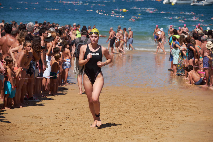 La Travesía a Nado del Paseo Nuevo, que organiza el Club Deportivo Fortuna, celebró ayer su 50 edición con la participación de 571 nadadores y nadadoras adultos -52 más que en la edición anterior- y 64 promesas de la natación. Jon Mujika y Amaia Iriarte fueron los mejores.