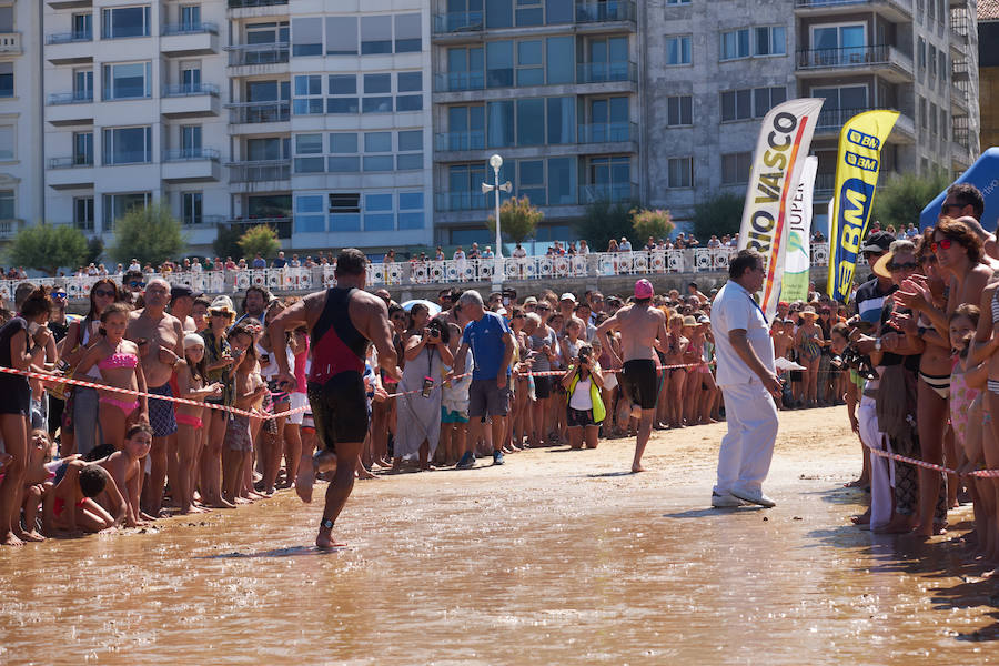 La Travesía a Nado del Paseo Nuevo, que organiza el Club Deportivo Fortuna, celebró ayer su 50 edición con la participación de 571 nadadores y nadadoras adultos -52 más que en la edición anterior- y 64 promesas de la natación. Jon Mujika y Amaia Iriarte fueron los mejores.
