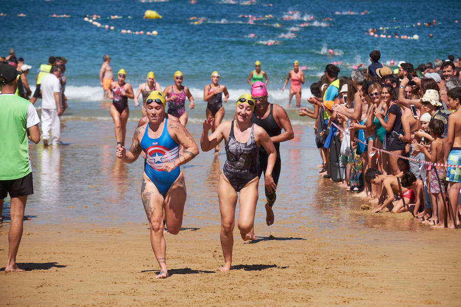 La Travesía a Nado del Paseo Nuevo, que organiza el Club Deportivo Fortuna, celebró ayer su 50 edición con la participación de 571 nadadores y nadadoras adultos -52 más que en la edición anterior- y 64 promesas de la natación. Jon Mujika y Amaia Iriarte fueron los mejores.