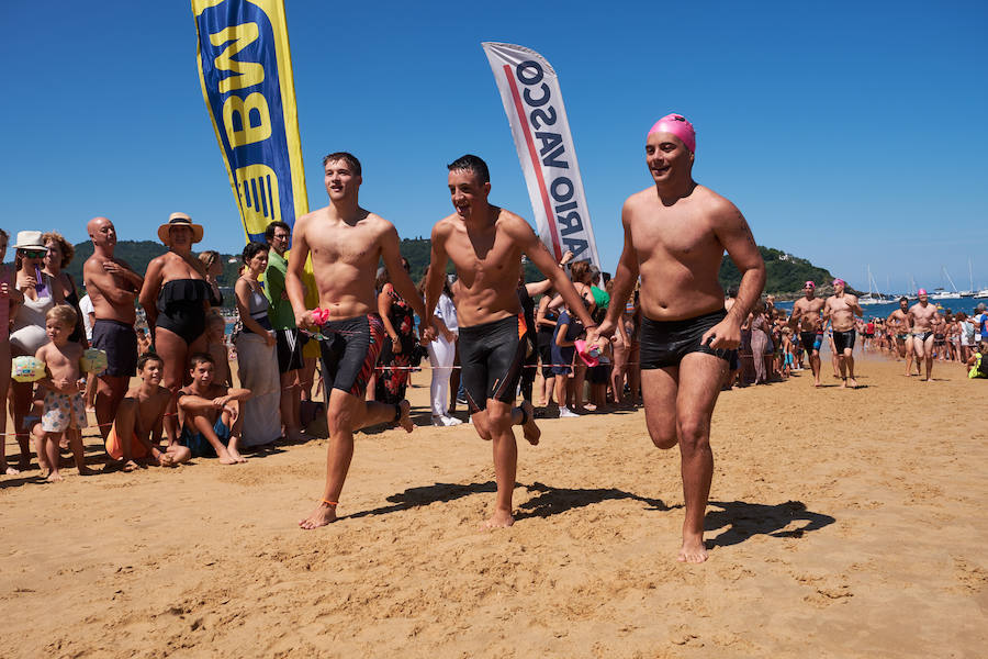 La Travesía a Nado del Paseo Nuevo, que organiza el Club Deportivo Fortuna, celebró ayer su 50 edición con la participación de 571 nadadores y nadadoras adultos -52 más que en la edición anterior- y 64 promesas de la natación. Jon Mujika y Amaia Iriarte fueron los mejores.