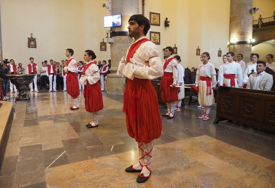 Irrintzi Dantza Taldea cumplió ayer con la tradición e interpretó la ezpata dantza ante Nuestra Señora de la Asunción en el altar mayor de la iglesia parroquial de Zumarraga, como prolegómeno a la misa celebrada a las once de la mañana.
