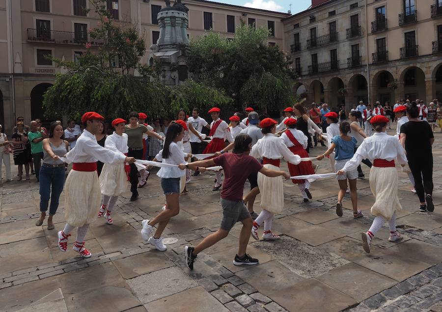 Irrintzi Dantza Taldea cumplió ayer con la tradición e interpretó la ezpata dantza ante Nuestra Señora de la Asunción en el altar mayor de la iglesia parroquial de Zumarraga, como prolegómeno a la misa celebrada a las once de la mañana.