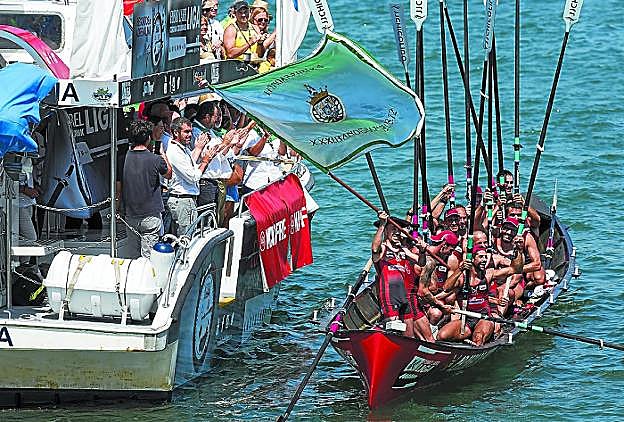 Alfonso Díaz ondea la bandera de Hondarribia lograda 14 años después de la anterior. 