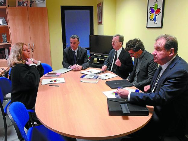 Consuelo Ordóñez se reunió en Donostia con los políticos franceses Brisson y Bru, en enero. 