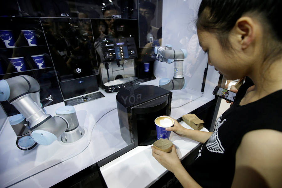 La Conferencia Mundial de Robots de Pekín se ha abierto con más de medio millar de máquinas inteligentes y una clara apuesta por incluir éstas en nuevos sectores productivos, como el comercial desde tenderos a recepcionistas o el educativo.