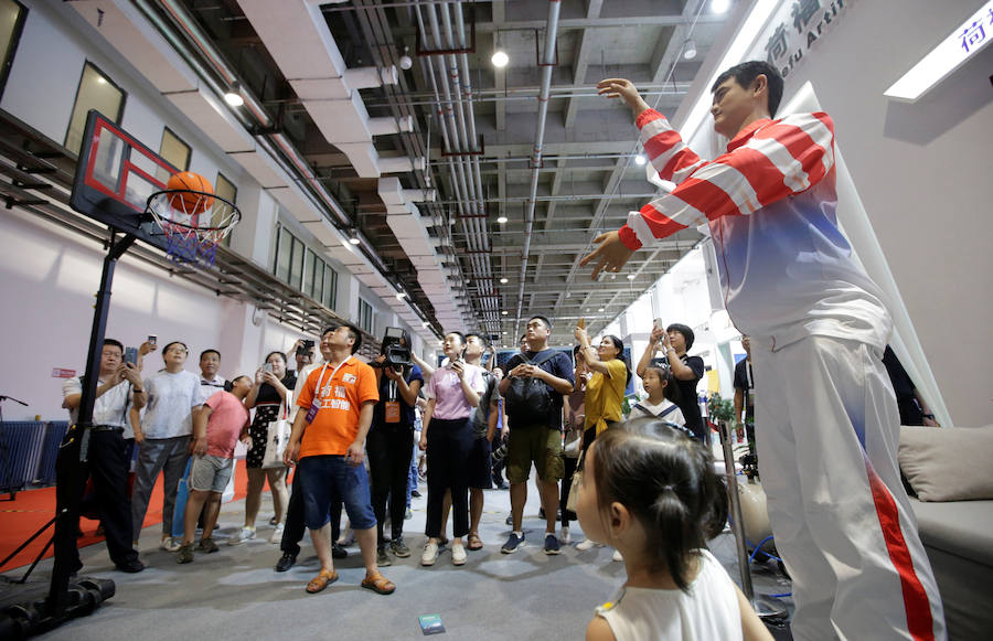 La Conferencia Mundial de Robots de Pekín se ha abierto con más de medio millar de máquinas inteligentes y una clara apuesta por incluir éstas en nuevos sectores productivos, como el comercial desde tenderos a recepcionistas o el educativo.