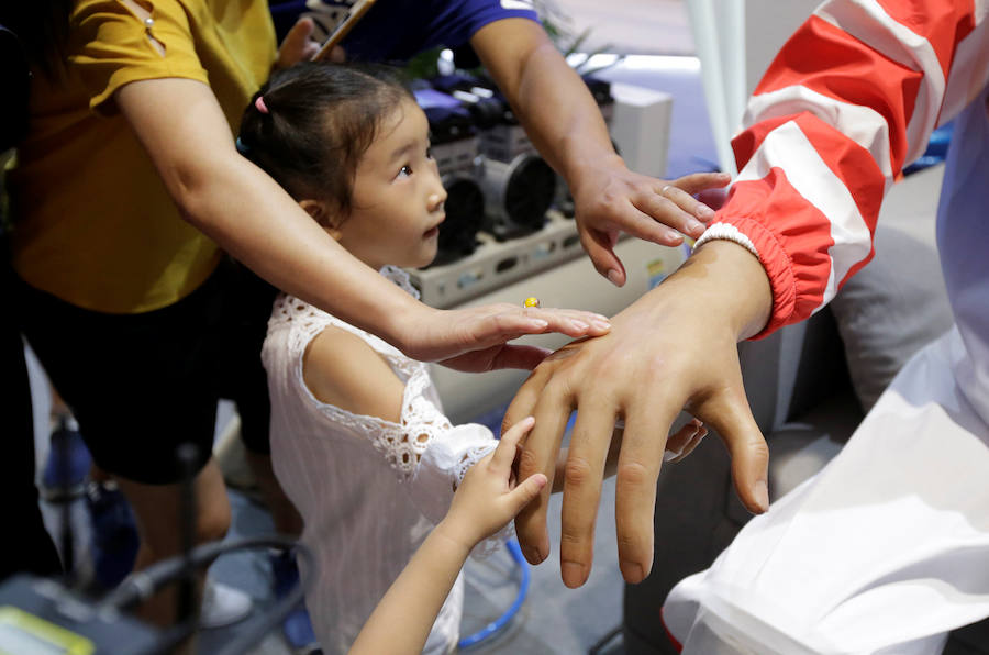 La Conferencia Mundial de Robots de Pekín se ha abierto con más de medio millar de máquinas inteligentes y una clara apuesta por incluir éstas en nuevos sectores productivos, como el comercial desde tenderos a recepcionistas o el educativo.