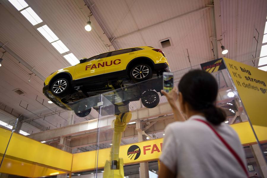 La Conferencia Mundial de Robots de Pekín se ha abierto con más de medio millar de máquinas inteligentes y una clara apuesta por incluir éstas en nuevos sectores productivos, como el comercial desde tenderos a recepcionistas o el educativo.