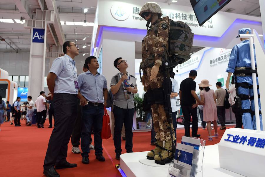 La Conferencia Mundial de Robots de Pekín se ha abierto con más de medio millar de máquinas inteligentes y una clara apuesta por incluir éstas en nuevos sectores productivos, como el comercial desde tenderos a recepcionistas o el educativo.
