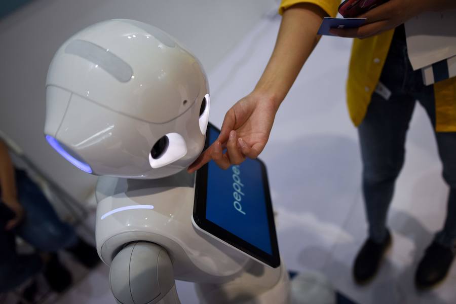La Conferencia Mundial de Robots de Pekín se ha abierto con más de medio millar de máquinas inteligentes y una clara apuesta por incluir éstas en nuevos sectores productivos, como el comercial desde tenderos a recepcionistas o el educativo.