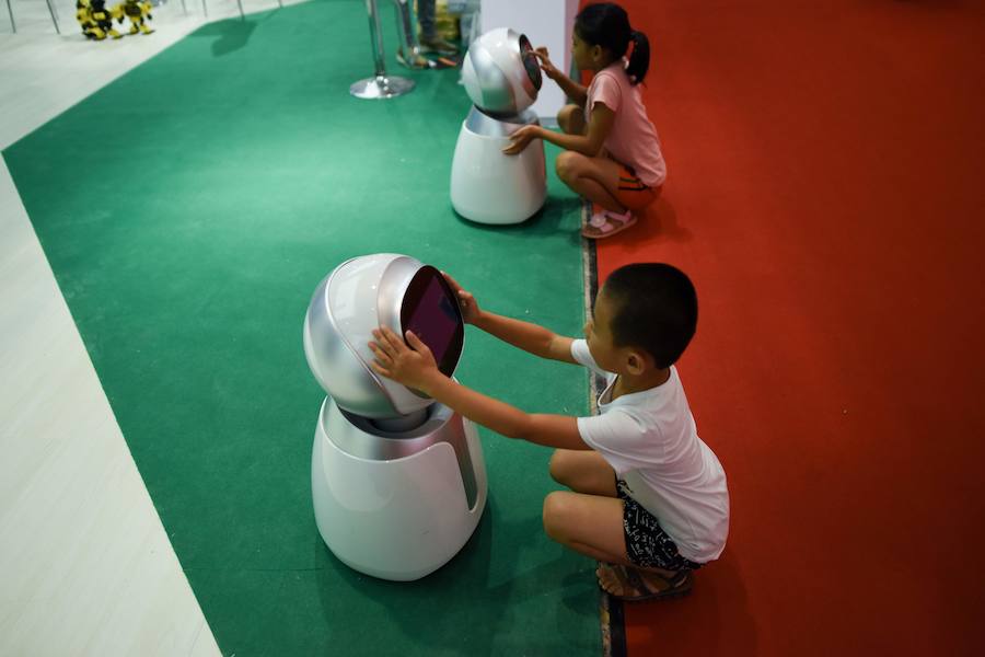 La Conferencia Mundial de Robots de Pekín se ha abierto con más de medio millar de máquinas inteligentes y una clara apuesta por incluir éstas en nuevos sectores productivos, como el comercial desde tenderos a recepcionistas o el educativo.