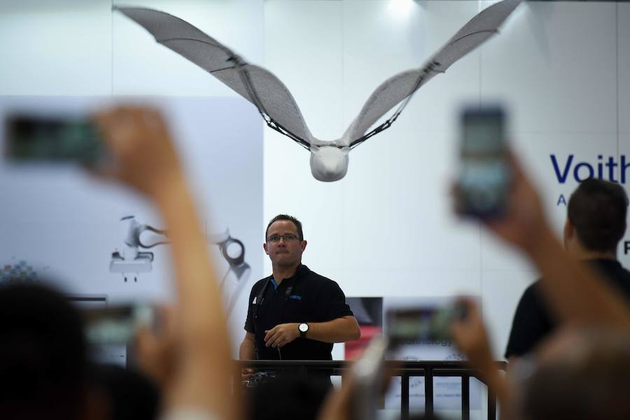 La Conferencia Mundial de Robots de Pekín se ha abierto con más de medio millar de máquinas inteligentes y una clara apuesta por incluir éstas en nuevos sectores productivos, como el comercial desde tenderos a recepcionistas o el educativo.