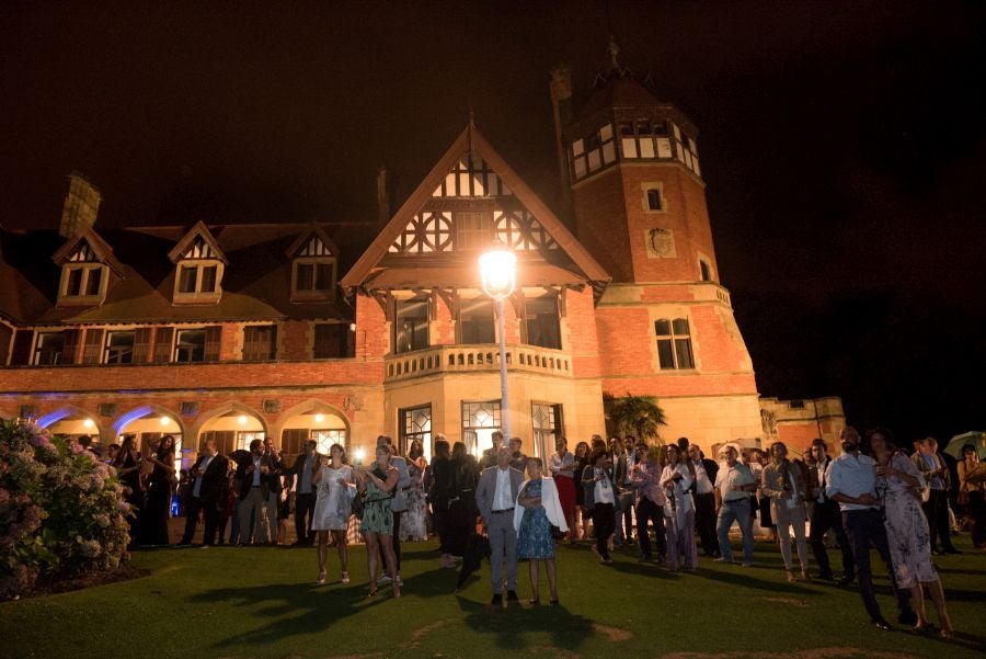 La tradicional fiesta de Teledonosti en el Palacio Miramar de San Sebastián volvió a congregar a diversos representantes de la sociedad guipuzcoana. 