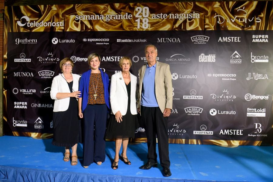 Los invitados pudieron disfrutar de los fuegos artificiales desde los jardines del palacio y comentarlos en lo que fue una divertida y 'glamourosa' fiesta en la que no faltó el buen humor.