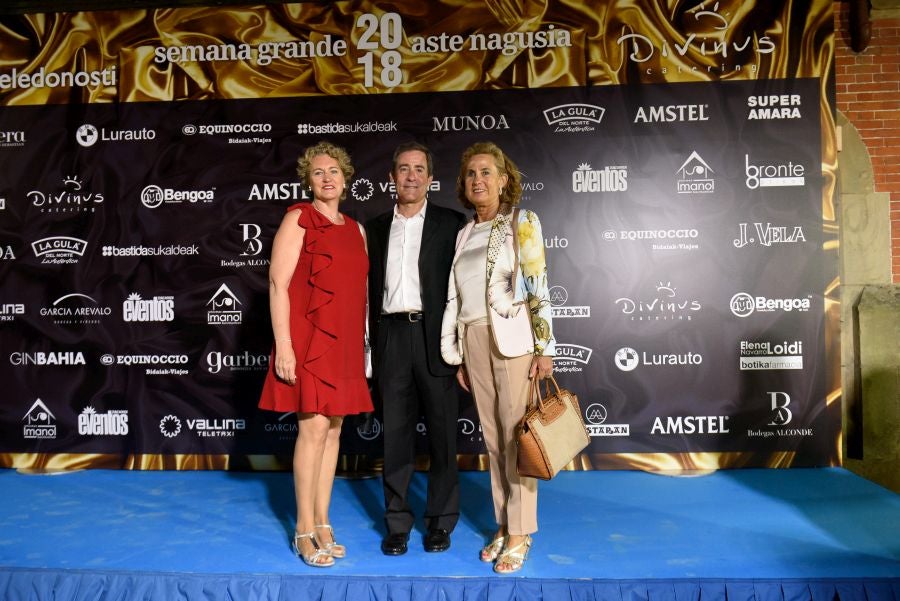 Los invitados pudieron disfrutar de los fuegos artificiales desde los jardines del palacio y comentarlos en lo que fue una divertida y 'glamourosa' fiesta en la que no faltó el buen humor.