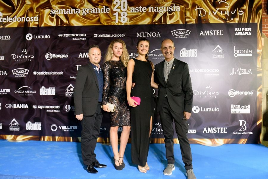 Los invitados pudieron disfrutar de los fuegos artificiales desde los jardines del palacio y comentarlos en lo que fue una divertida y 'glamourosa' fiesta en la que no faltó el buen humor.